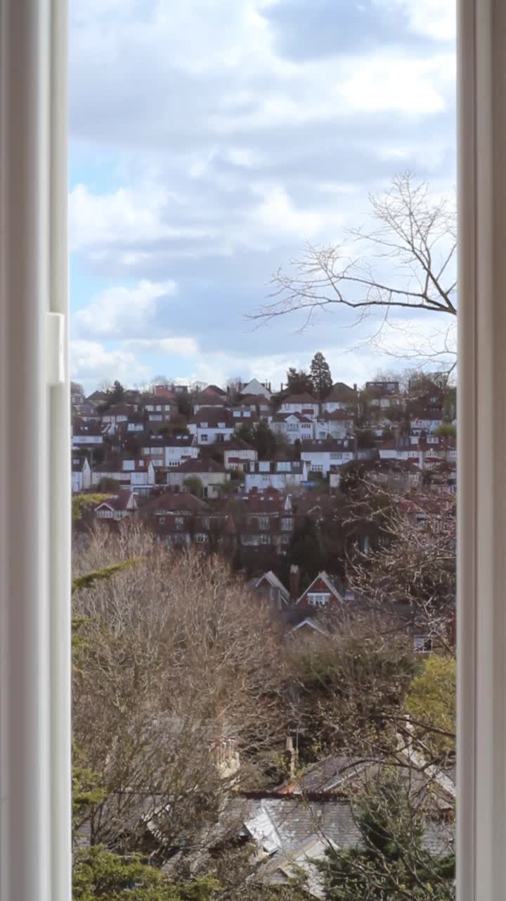 远处住宅的窗景。视频下载