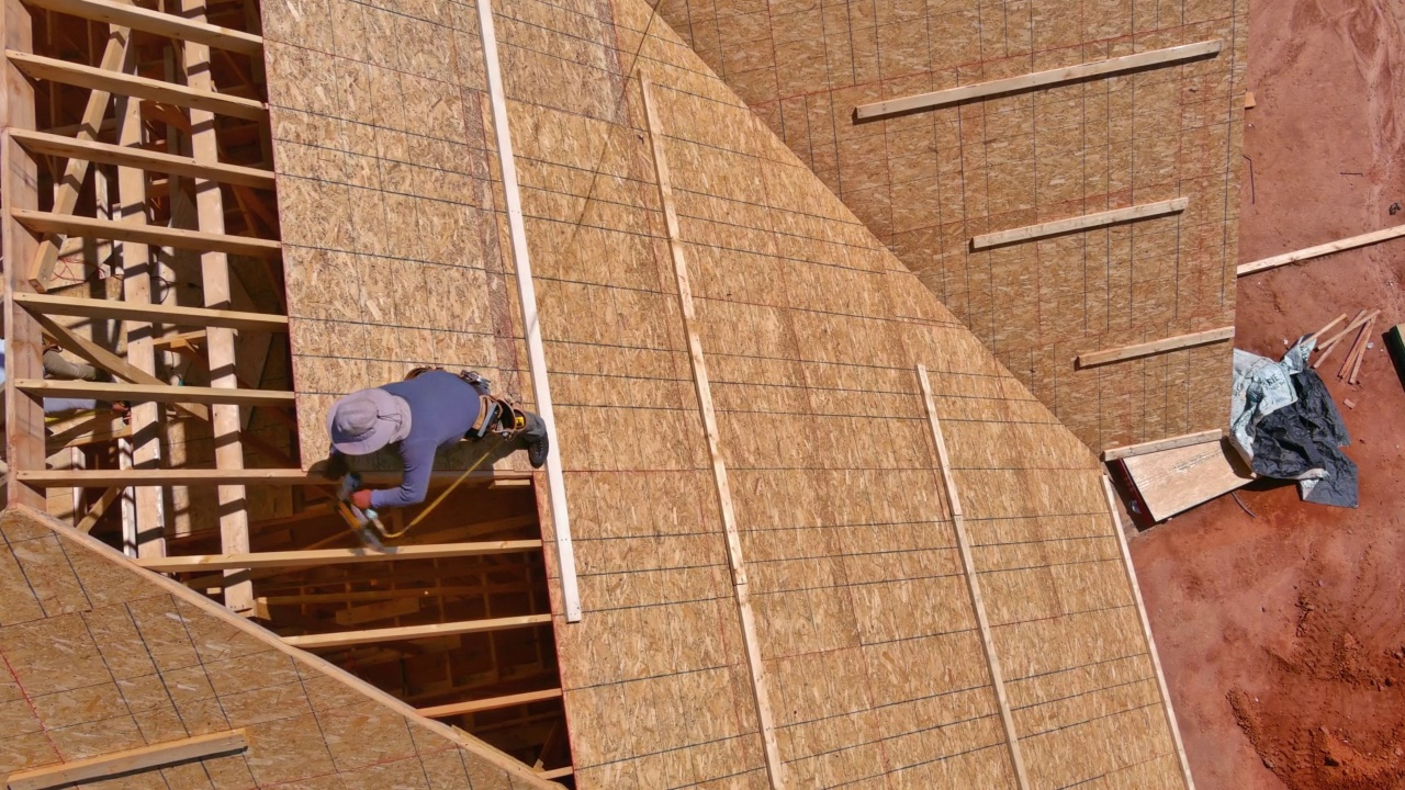 建筑工人钉屋顶板的鸟瞰图视频下载