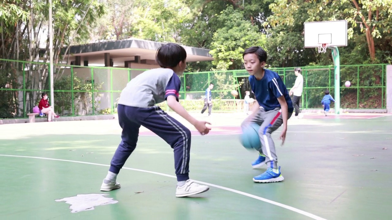 两个男孩在外面打篮球视频下载
