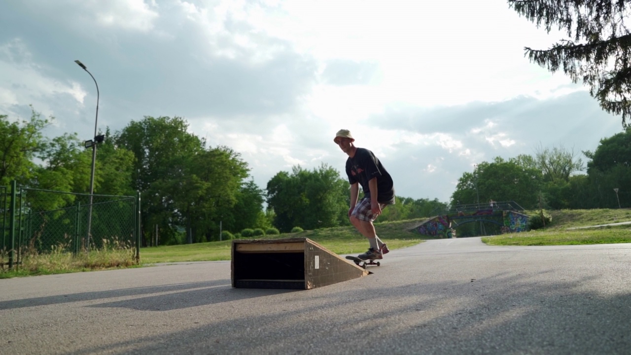 年轻人用滑板跳跃视频下载