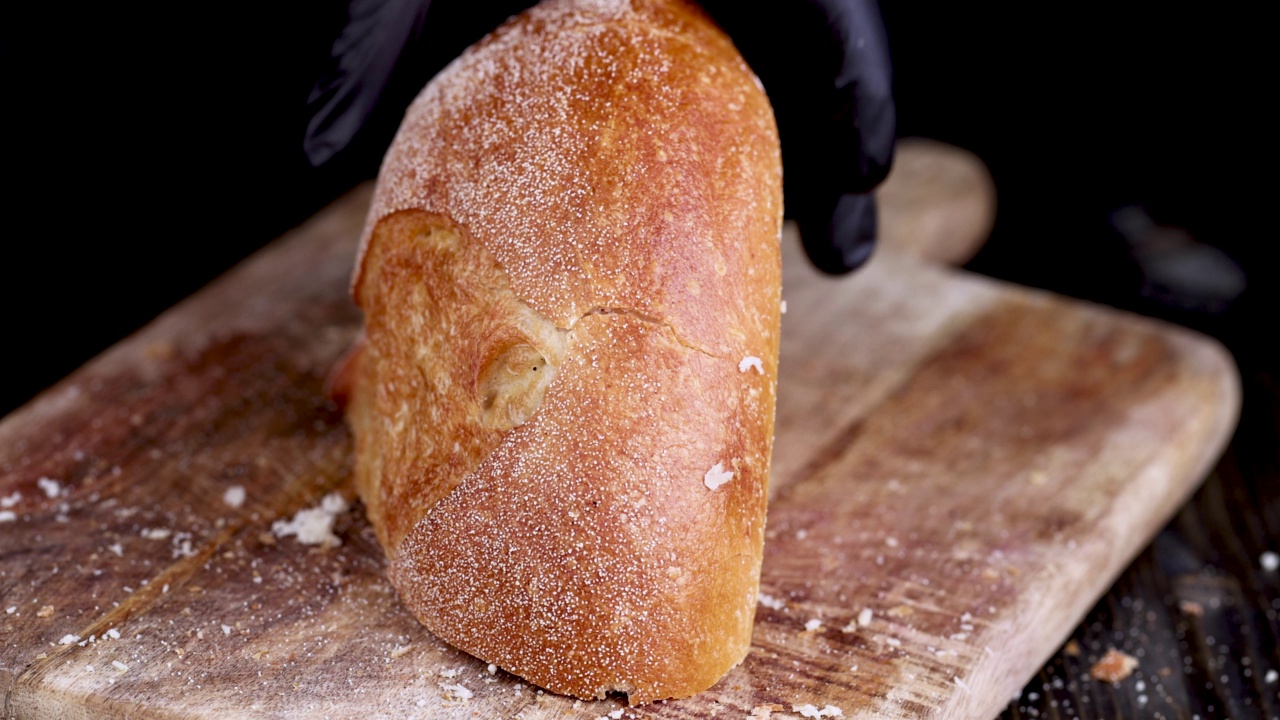 新鲜黑麦面包在烹饪过程中切成片视频素材
