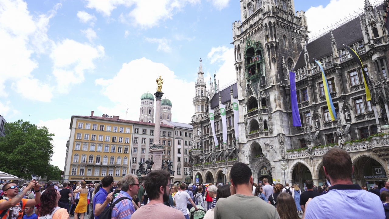 慕尼黑新市政厅前的玛丽广场上的游客视频下载