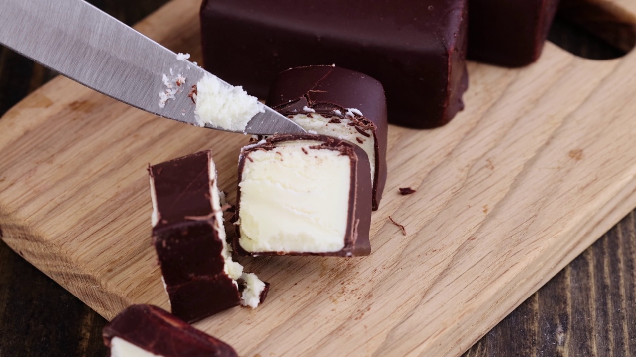 将奶酪凝块放入糖釉巧克力中视频素材