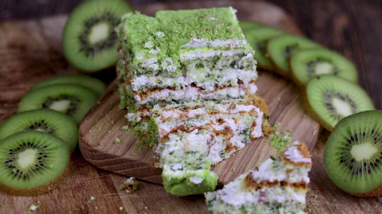 绿色水果口味蛋糕和绿色猕猴桃片视频素材
