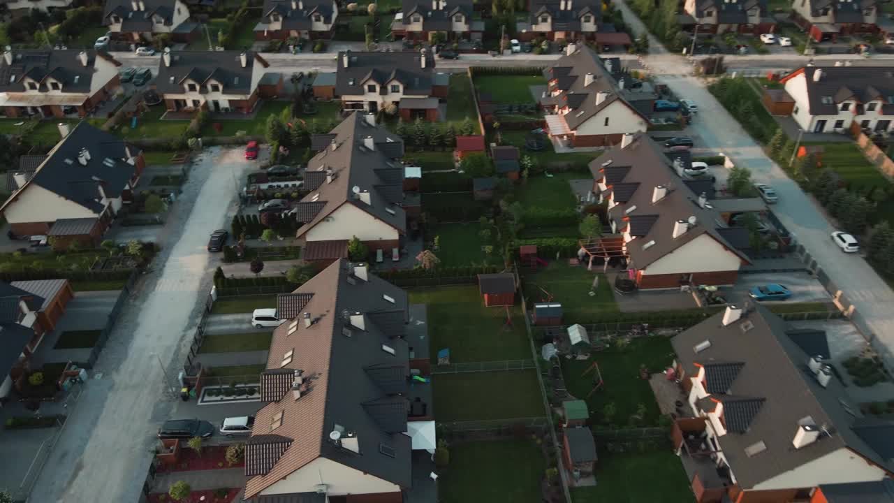鸟瞰图，欧洲郊区居民区和家庭住宅视频素材
