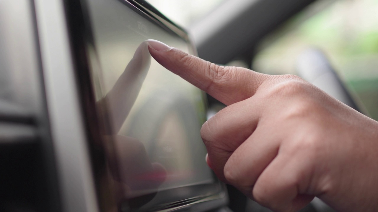 汽车仪表盘多媒体及功能触摸屏技术视频素材
