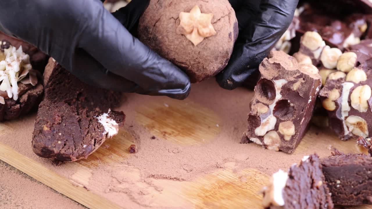 用可可、黄油和糖打碎一个巧克力蛋糕视频素材