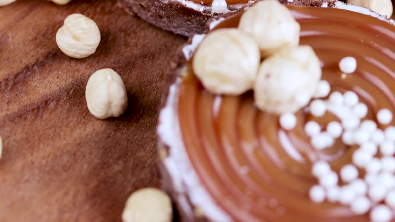 用奶油和焦糖坚果做美味的馅饼视频素材