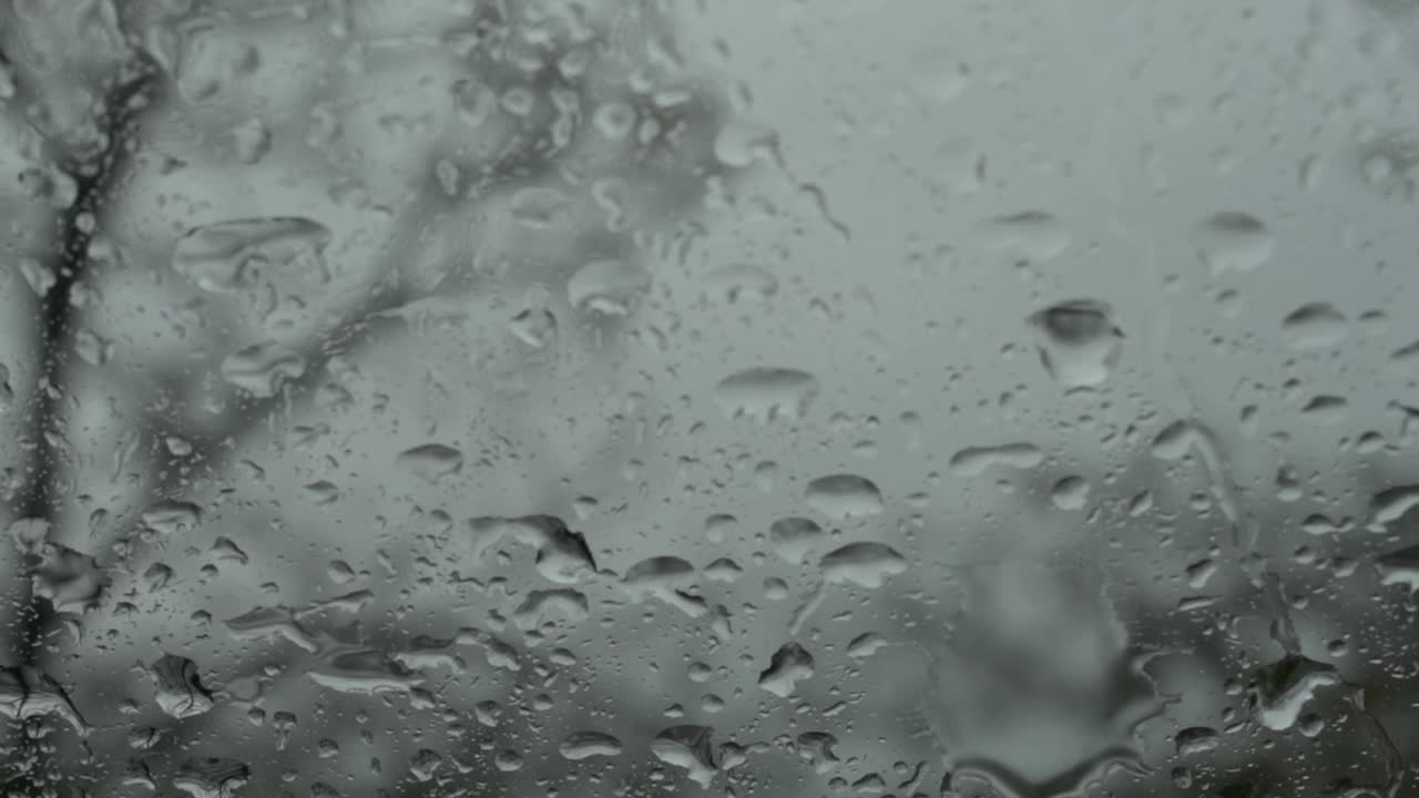 雨点落在秋雨天的车窗上视频素材