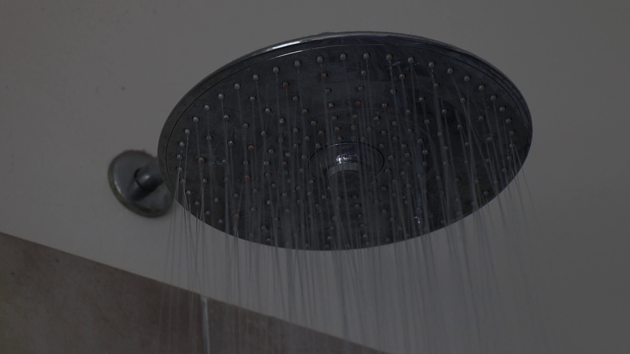 从浴室淋浴流出的水的特写视频素材