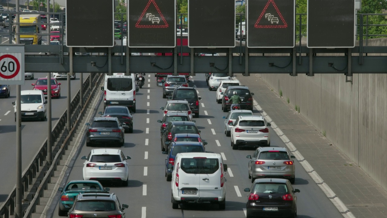德国高速公路上的交通(柏林A100)视频素材