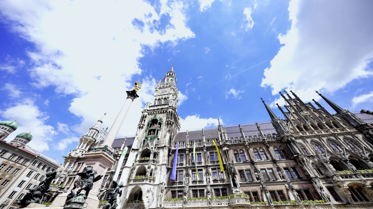 慕尼黑的新市政厅和Mariensäule(圣玛丽圆柱)视频下载