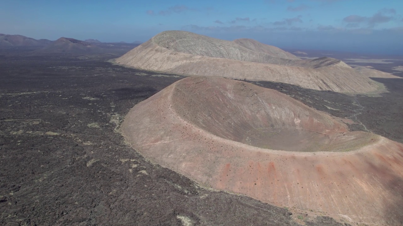 西班牙加那利群岛兰萨罗特岛蒂曼法亚国家公园附近的蒙大拿火山火山口鸟瞰图。速度从30帧/秒提高了2倍。视频下载