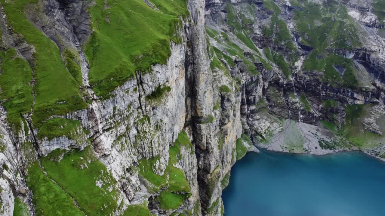 航拍照片，阳光明媚的夏天，瑞士坎德斯泰格的厄斯钦尼斯湖。无人机视频4 k。视频素材