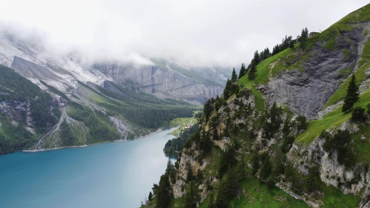 航拍照片，阳光明媚的夏天，瑞士坎德斯泰格的厄斯钦尼斯湖。无人机视频4 k。视频素材