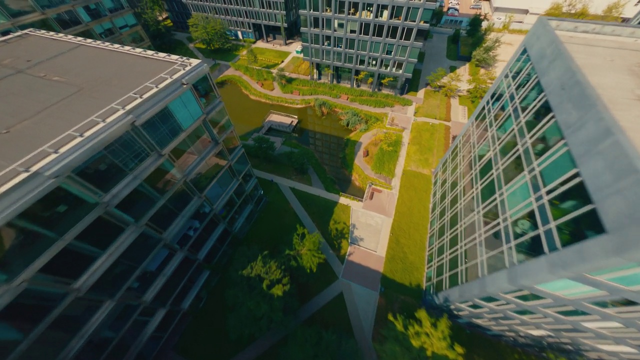 FPV无人机高空鸟瞰现代住宅城市景观视频素材