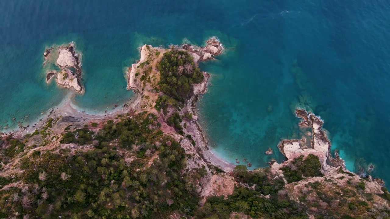 爱琴海和地中海海岸，卡巴克湾鸟瞰图，干净的海水和海岸线，悬崖和大海，背景是夏天的景色，视频下载