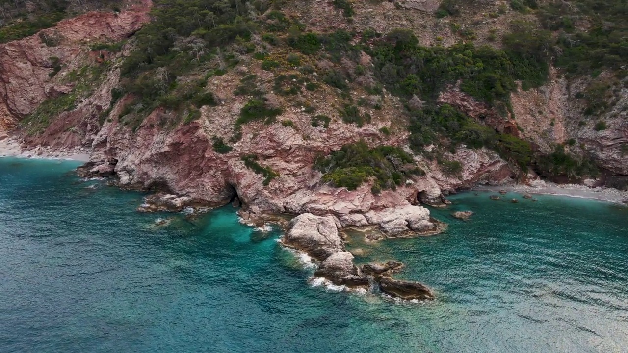 爱琴海和地中海海岸，卡巴克湾鸟瞰图，干净的海水和海岸线，悬崖和大海，背景是夏天的景色，视频下载