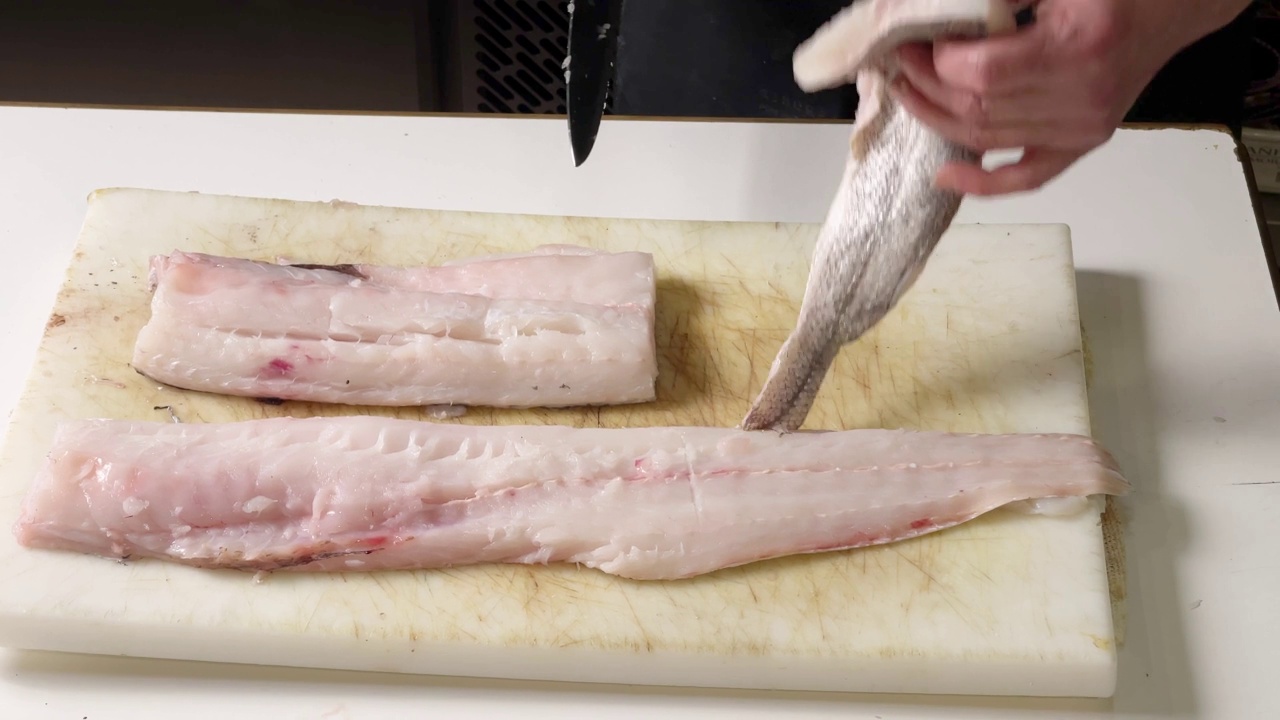 在专业厨师的手紧拍下用大鳕鱼做鱼片视频下载