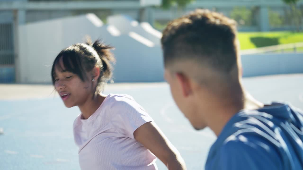 年轻的田径运动员在阳光明媚的跑道上伸展身体视频素材
