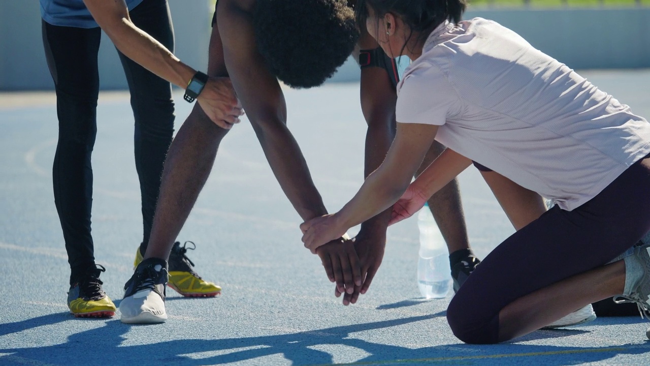 顽皮的年轻田径运动员在跑道上伸展身体视频素材