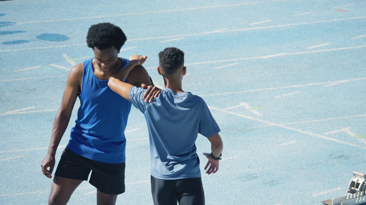 年轻的男子田径运动员在起跑线上伸展视频素材