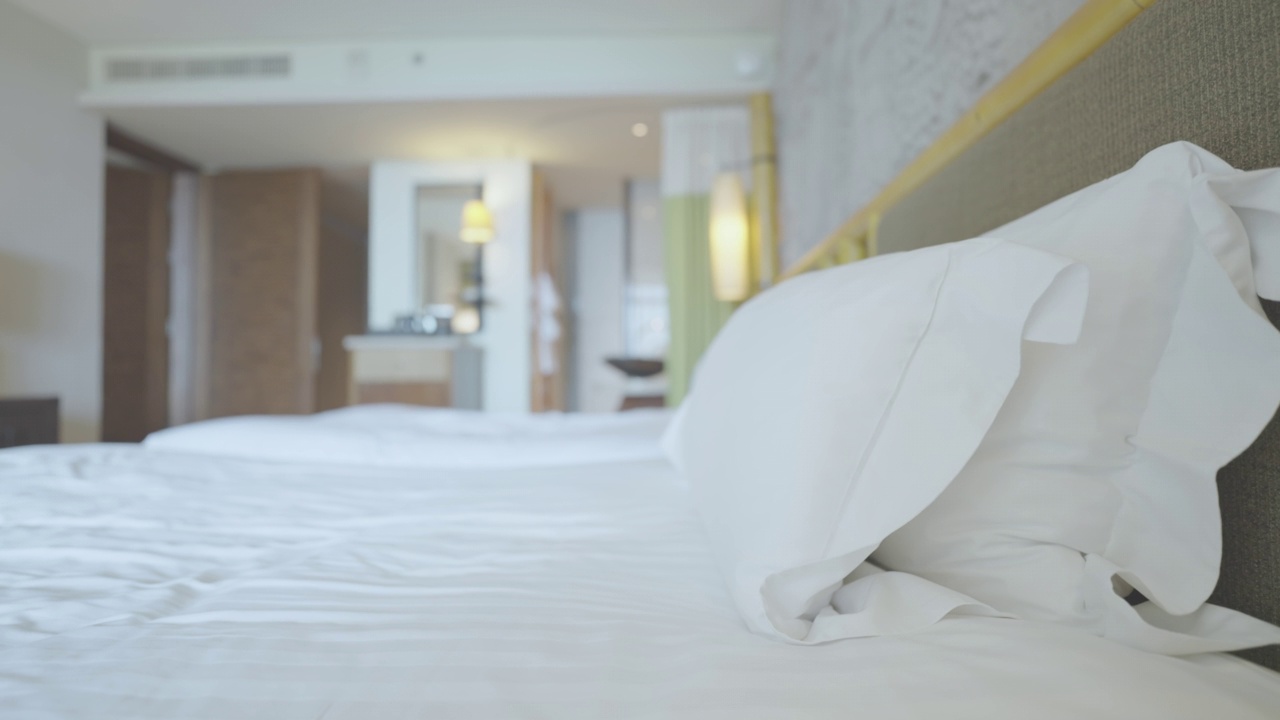 卧室的床上有白色的毯子。视频素材
