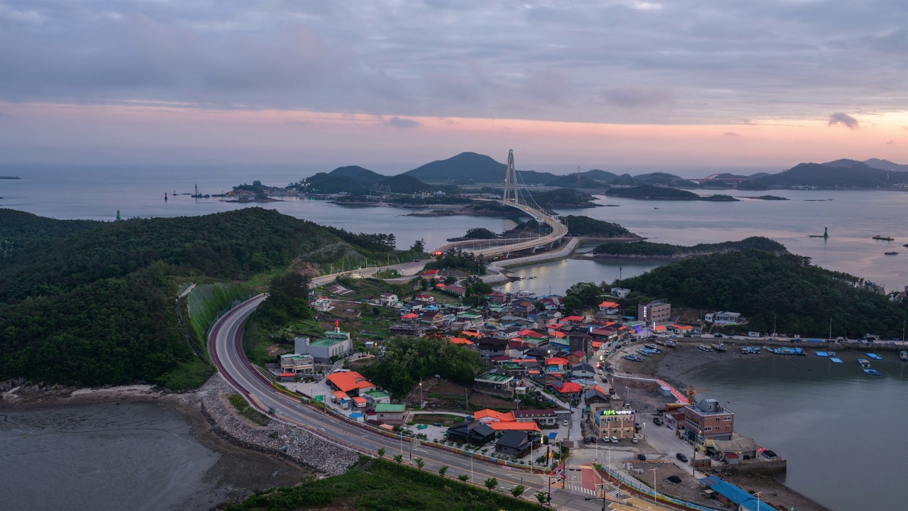 从韩国全罗北道群山市新始岛欣赏高群山群岛的昼夜景色视频下载