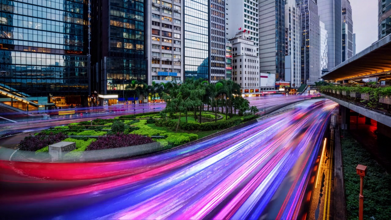 城市晚高峰快速移动夜间交通开快灯视频素材
