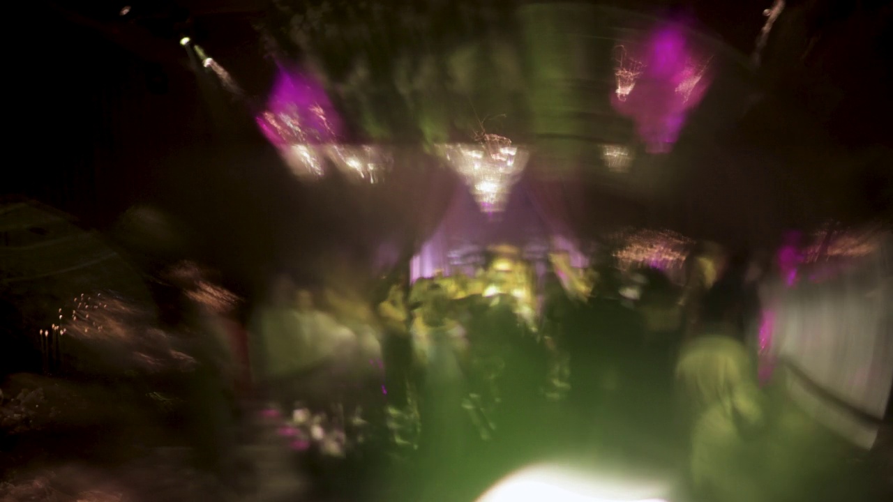 派对音乐会的抽象背景，音乐会的彩色灯光和声音，庆典派对，激光光束分散的音乐会舞台，婚礼视频素材