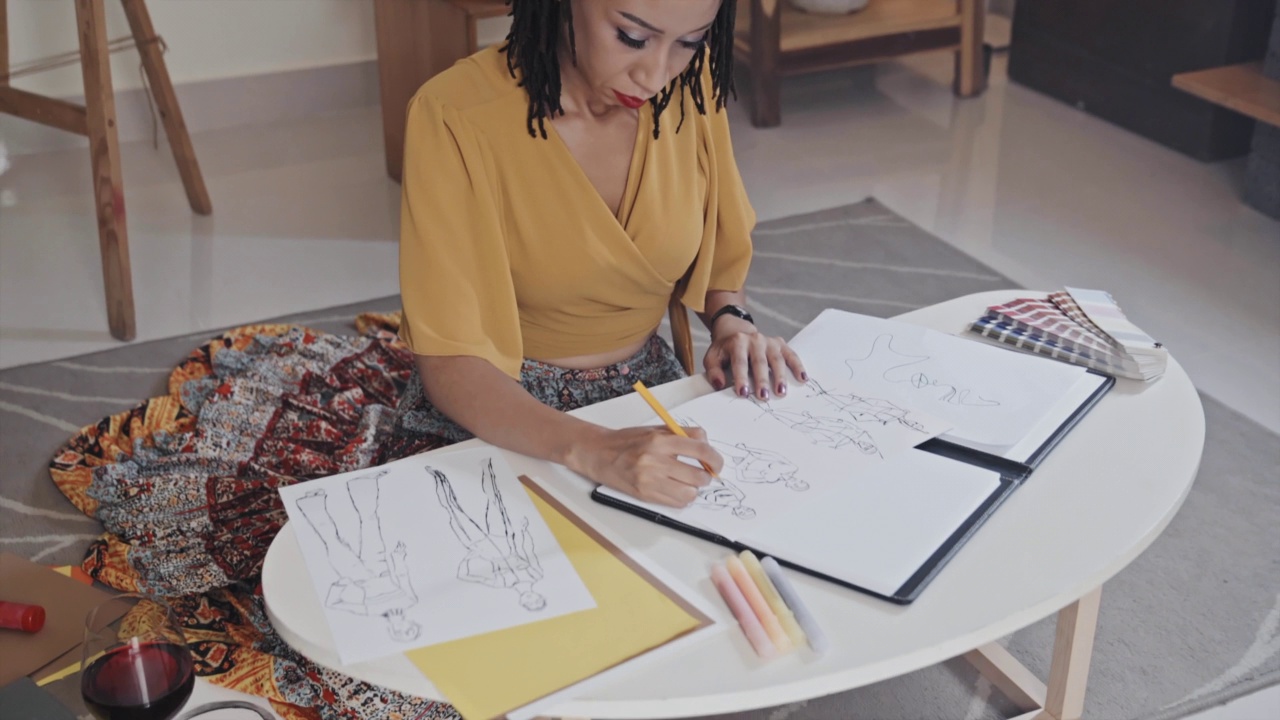 女性设计师在家里画时装插图视频下载