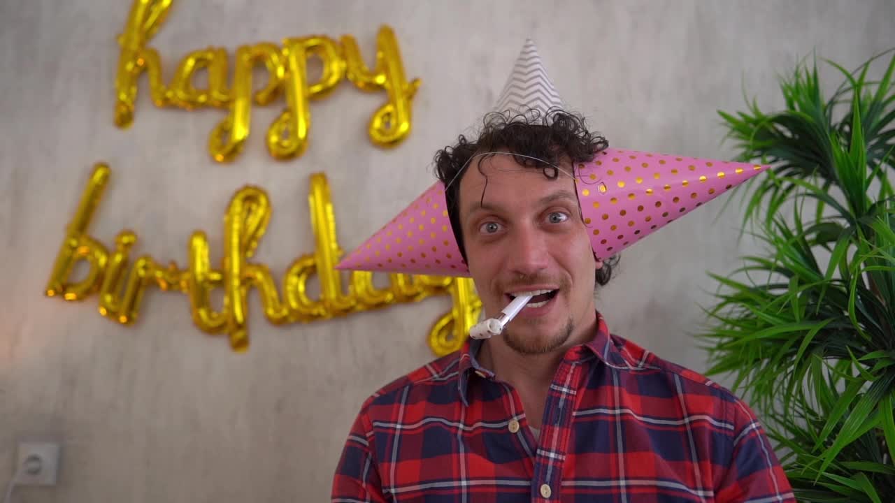 愚蠢的人庆祝他的生日视频素材