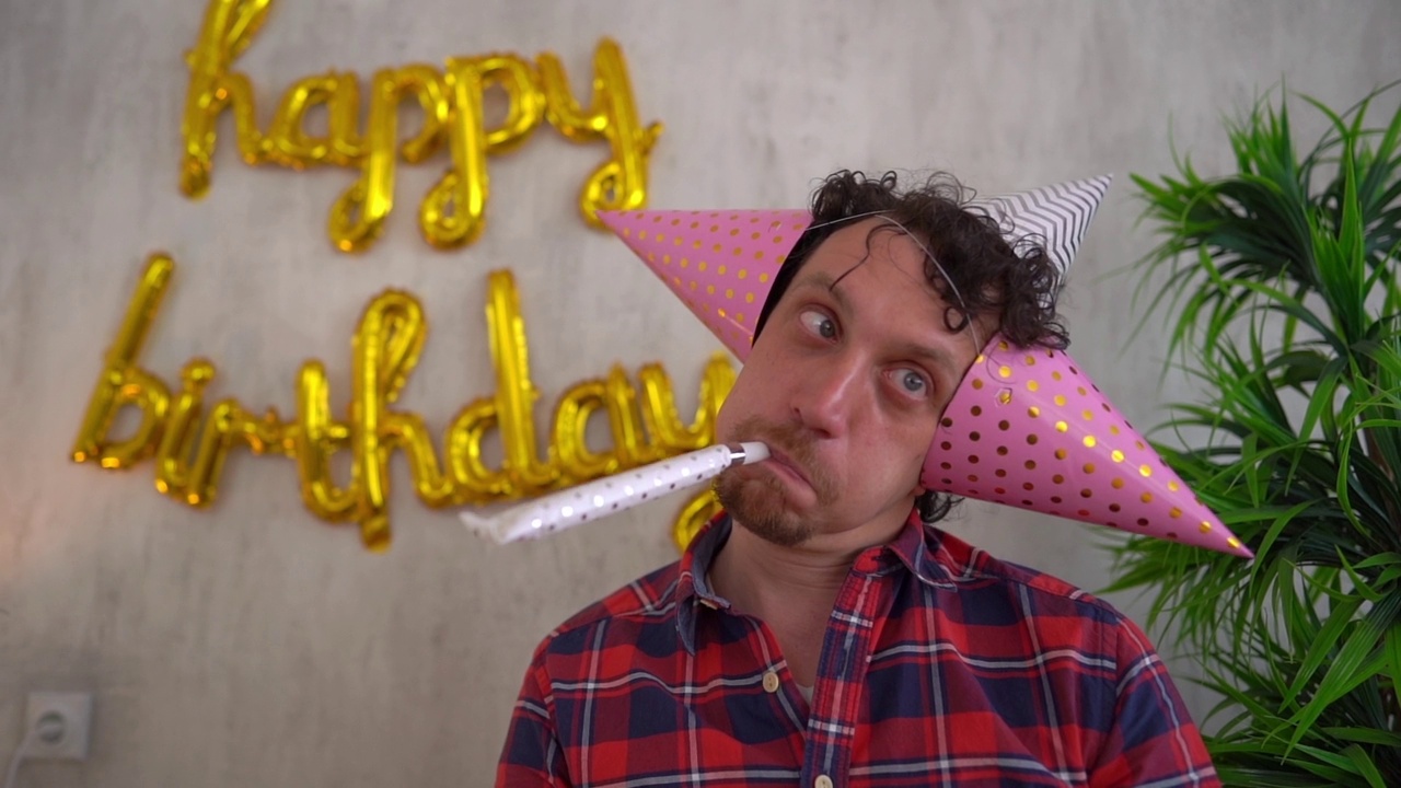 愚蠢的人庆祝他的生日视频素材