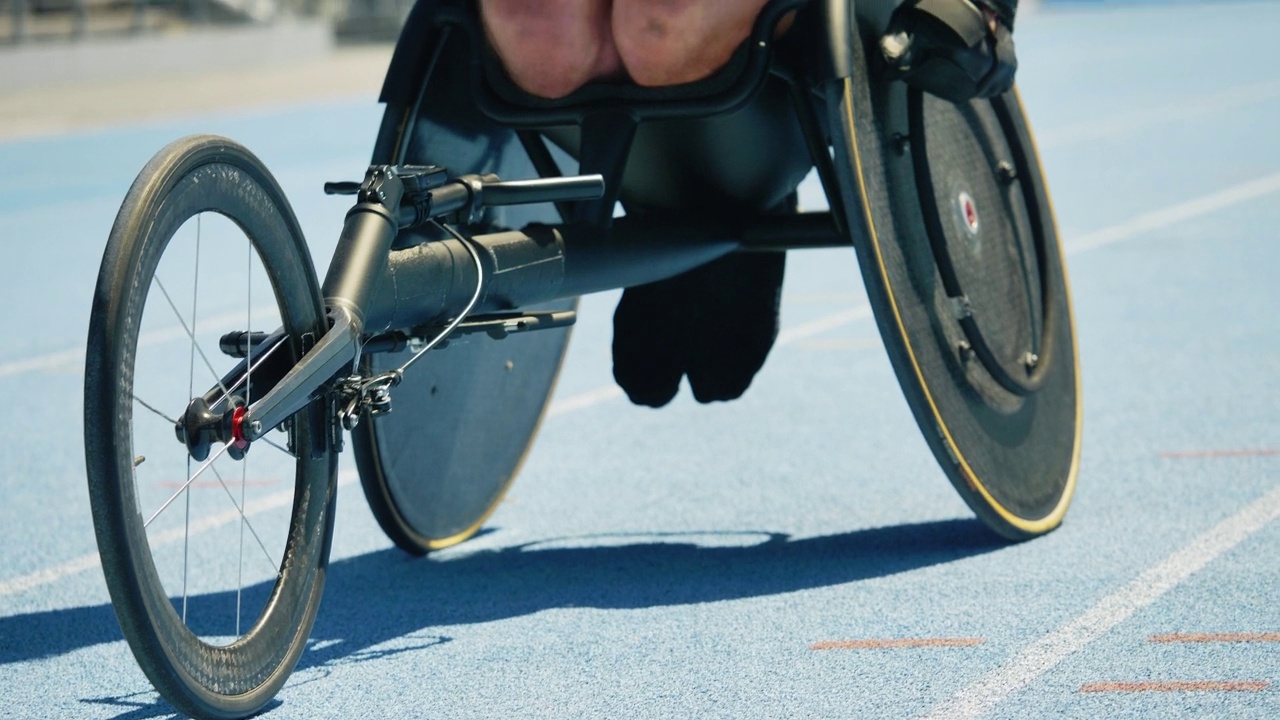 男性轮椅运动员在阳光灿烂的跑道上视频素材