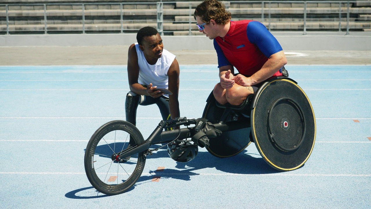 截肢者和轮椅运动员，在阳光明媚的跑道上用智能手机视频素材