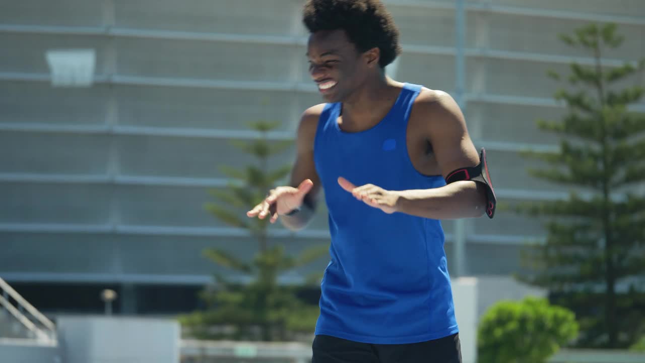 顽皮的年轻田径运动员和朋友在跑道上跳舞视频素材