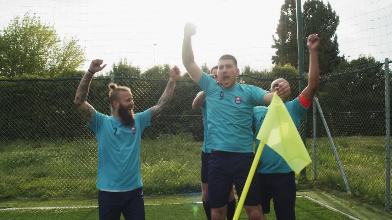 一个足球队的队员在进球后一起庆祝视频下载