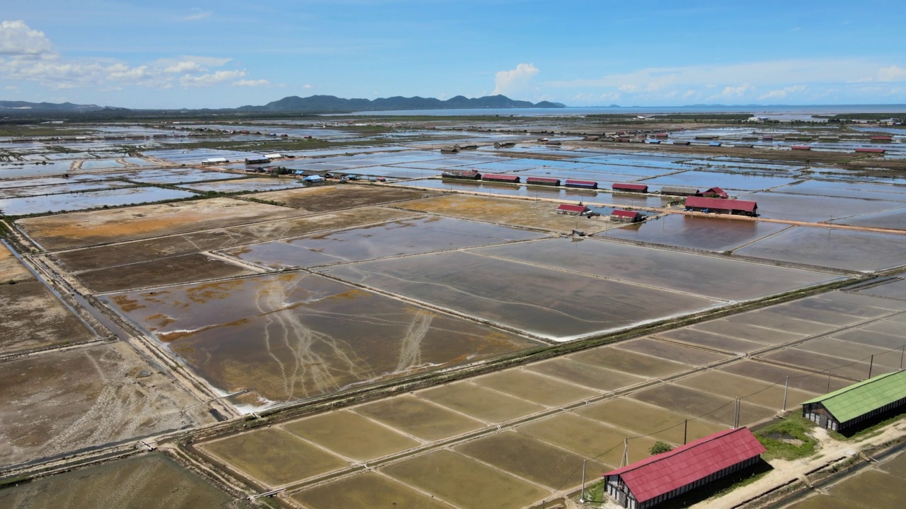 空中旋转轨道拍摄的贡布省的盐田在雨季期间是闲置的视频素材