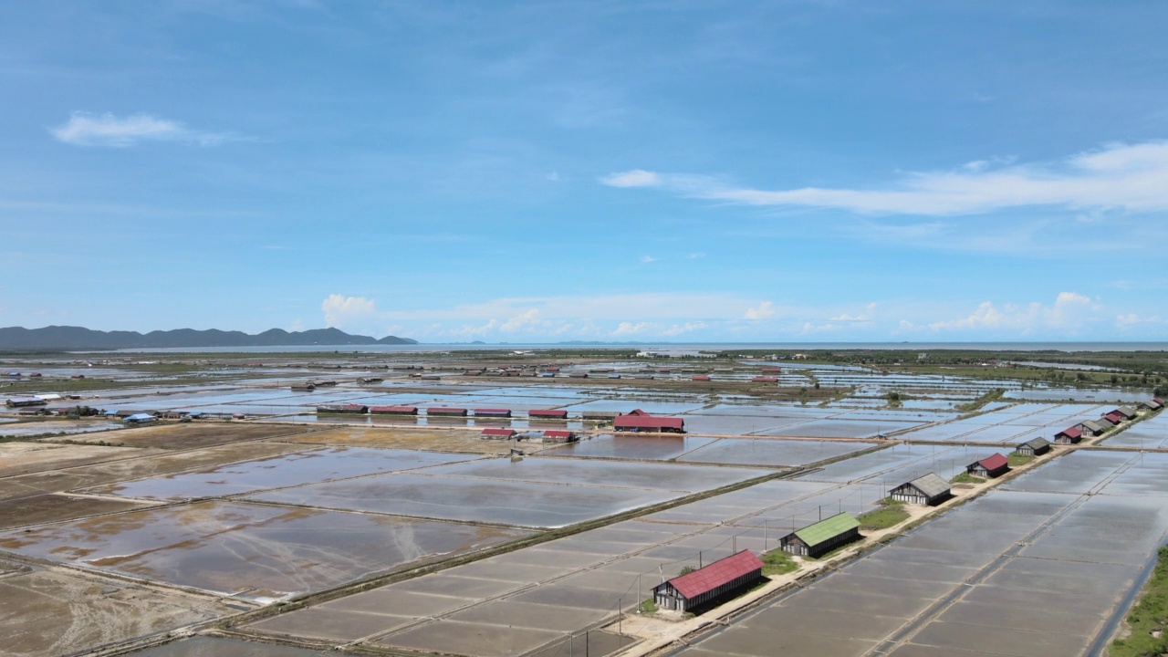 无人机拍摄的视频显示贡布省的盐田在雨季期间没有被使用视频素材