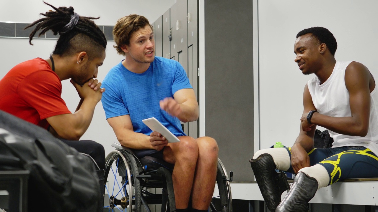 轮椅和截肢运动员用电子平板说话视频素材