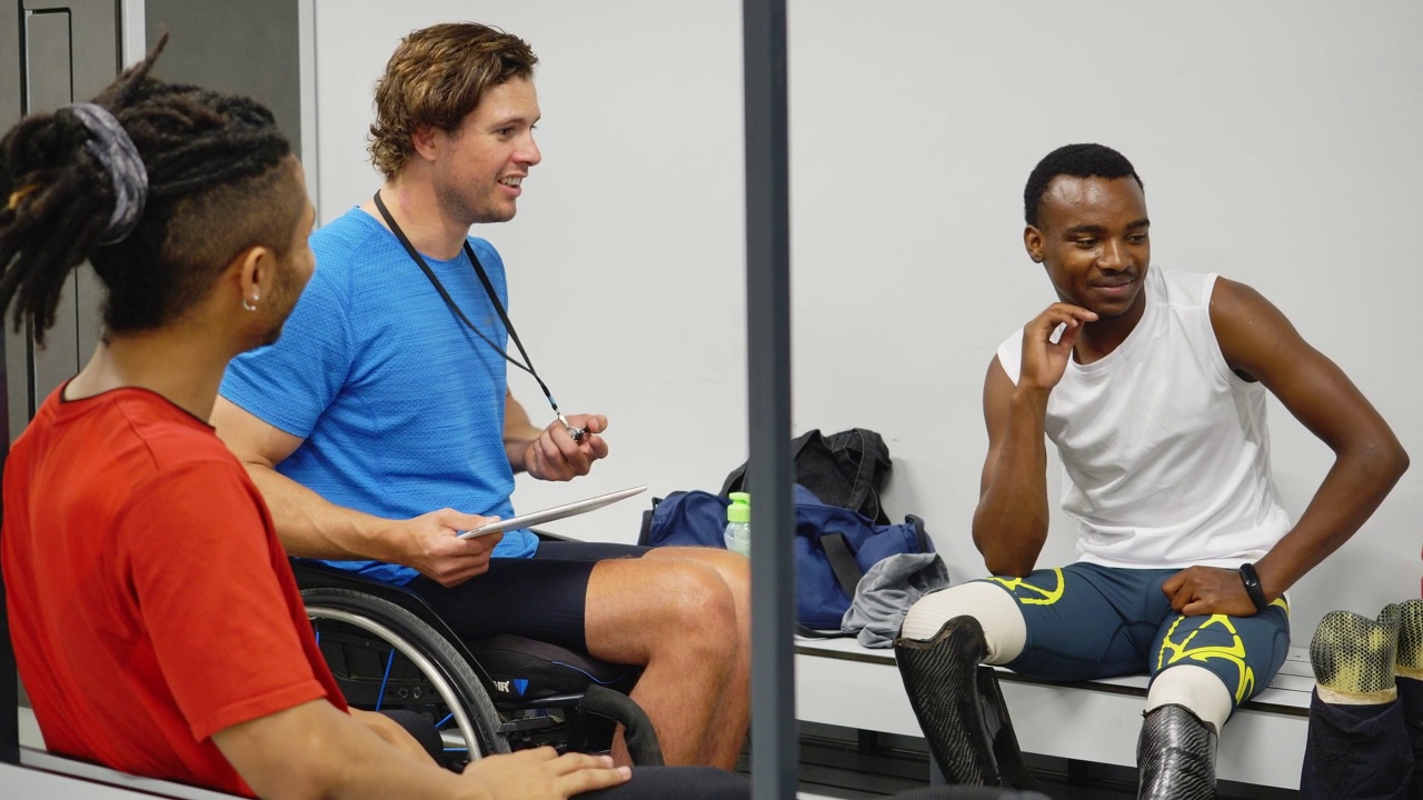 截肢运动员和轮椅运动员在更衣室交谈视频素材