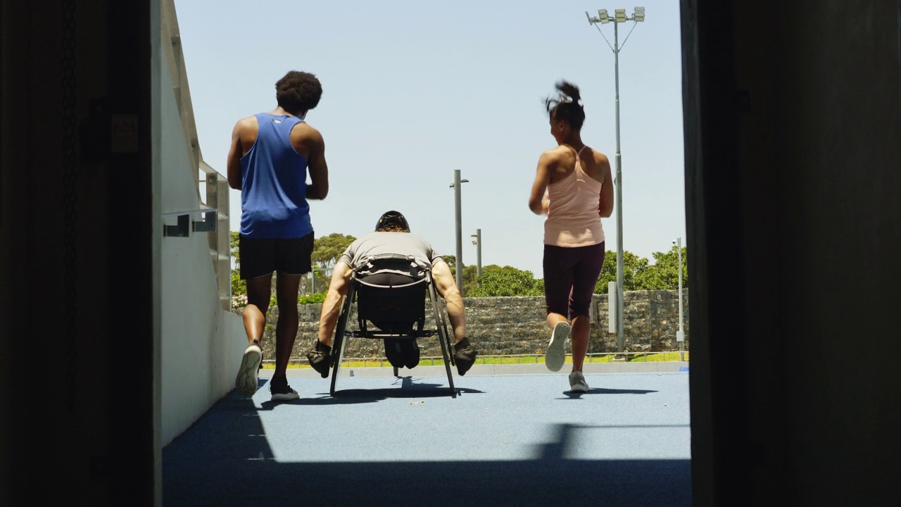 队友们为轮椅运动员欢呼助威视频素材