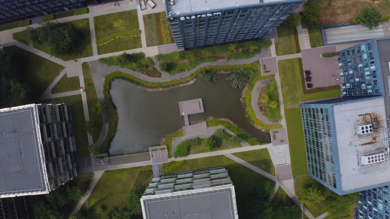 无人机直接在现代城市住宅上空飞行视频素材