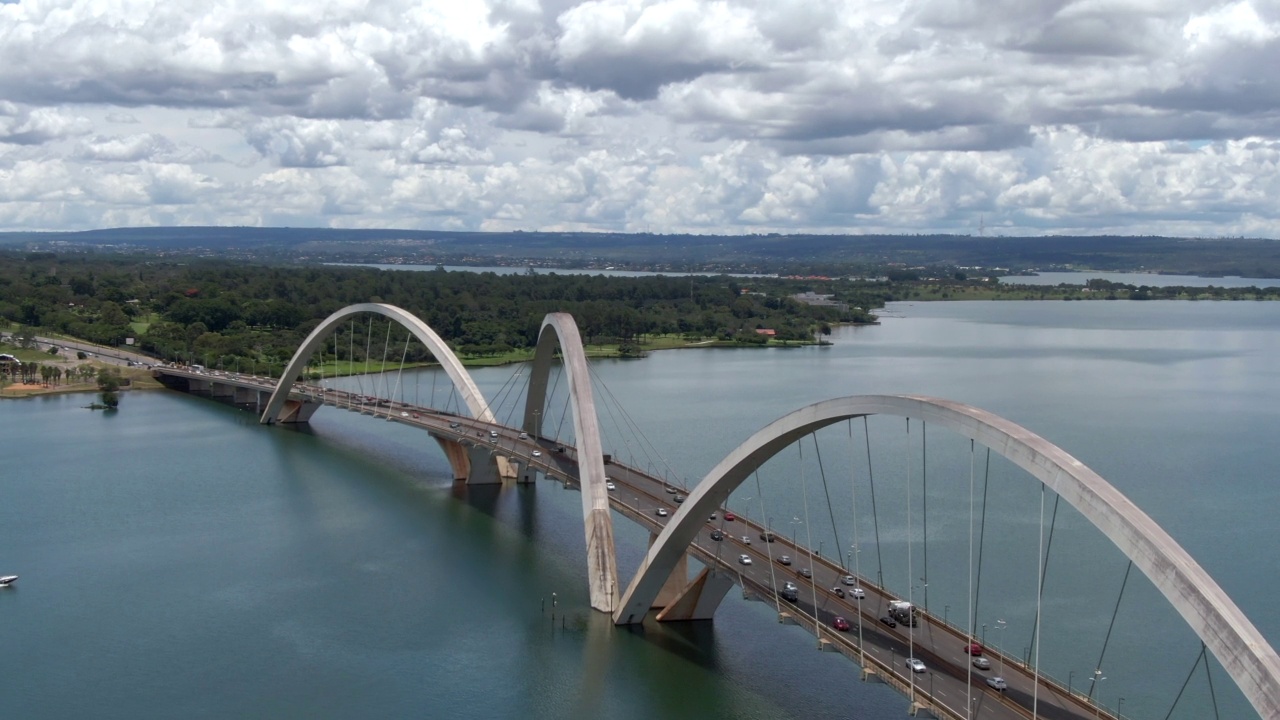 空中倾斜拍摄显示在巴西首都巴西利亚联邦区JK大桥上的交通视频素材