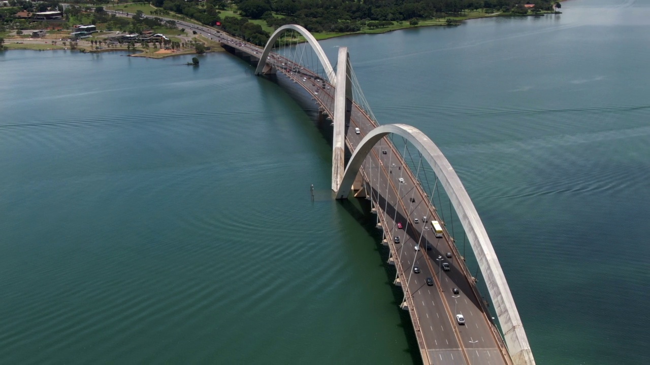 鸟瞰JK桥交通在巴西利亚，联邦区，巴西首都视频素材