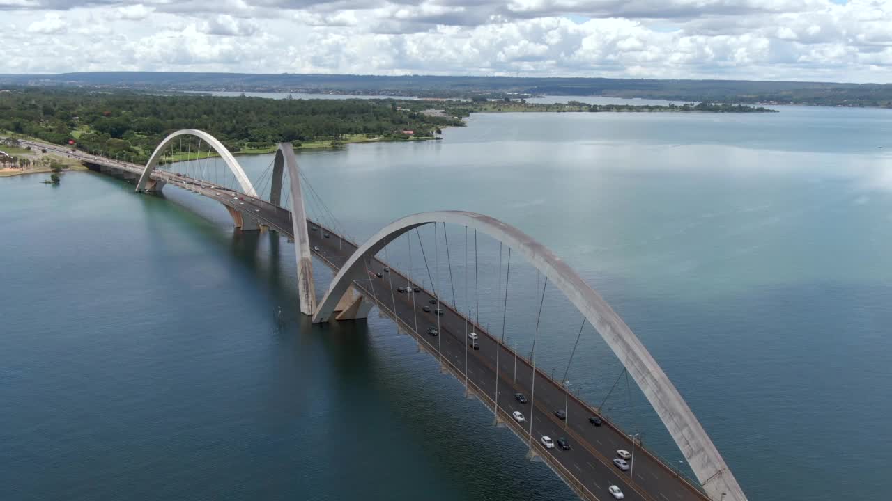 空中倾斜拍摄显示在巴西首都巴西利亚联邦区JK大桥上的交通视频素材