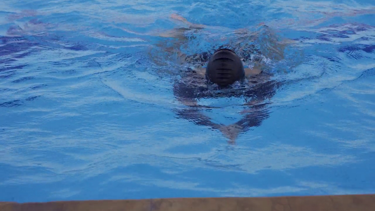 女游泳运动员在游泳池游泳视频素材