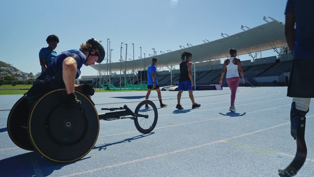 田径运动员在阳光明媚的蓝色体育场跑道上视频素材