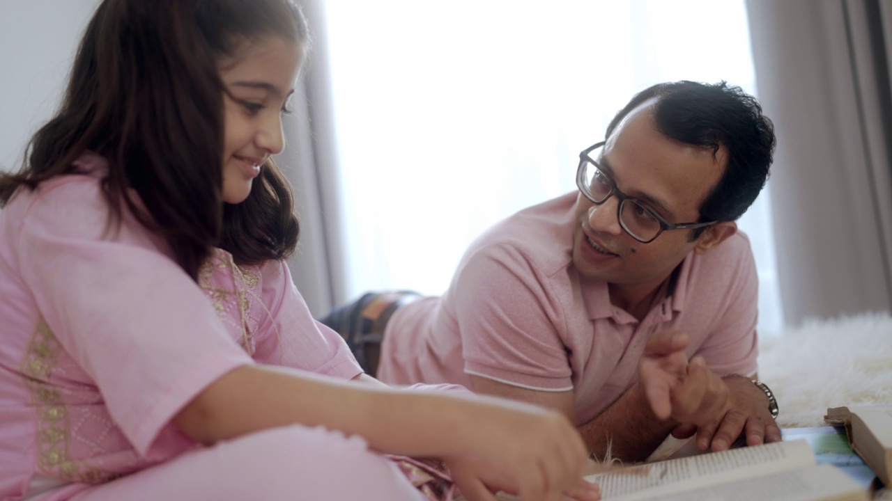 父亲和女儿在家学习视频素材