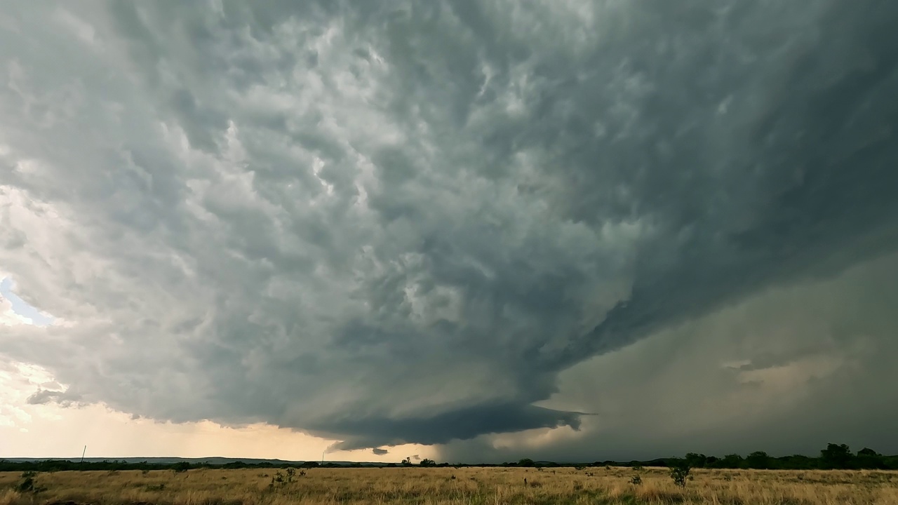 危险的雷暴在德州上空移动的时间间隔视频素材